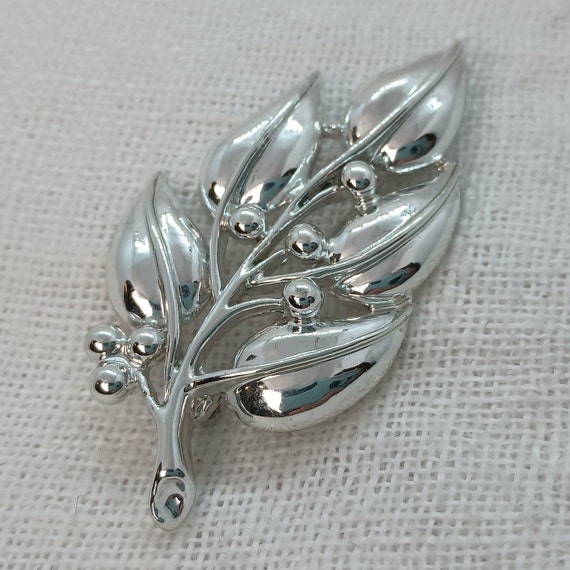 Vintage Sarah Coventry Silvertone Leaf Brooch: Si… - image 1