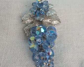Broche vintage de uvas com cristais azuis: joia marcante em tom prateado dos anos 1950