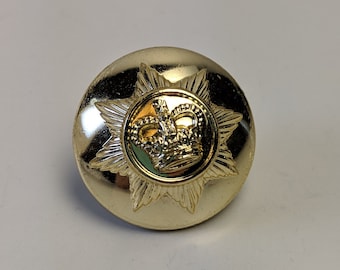 Vintage c1950s britische Uniform Messingknöpfe - Queen Elizabeth Krone und 8-Punkt-Stern - Größen 2,5 cm und 3/4 Zoll