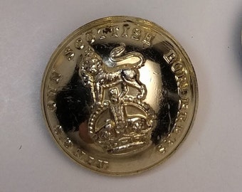 Könnte beinhalten: Ein goldfarbener Metallknopf mit den Worten "The Scottish Borderers" und einem Löwen, der auf einer Krone steht.