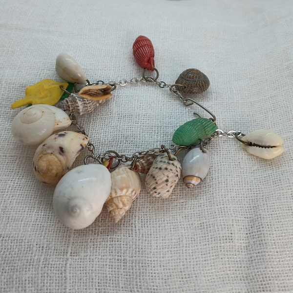 Vintage Mid Century 1950s Tiki Aesthetic Shell Charm Bracelet — Summer Beach Jewelry, Tiki Luau Bracelet