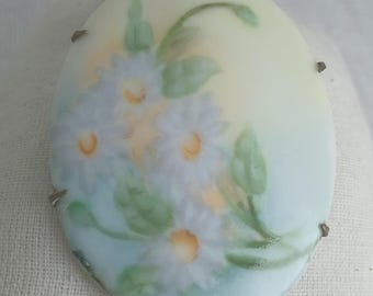 Broche de margarida em porcelana pintada à mão, estilo cottagecore, década de 1900 — Joia exclusiva