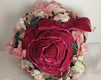 Sombrero de terciopelo rosa fucsia y flor de sombrerería de los años 50