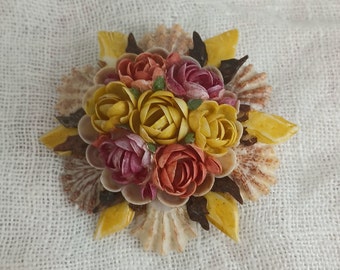 Vintage 1950s Shell Craft Brosche mit bunten Blumen in Gelb, Orange und Rosa — Original Vintage Tiki ästhetischer Schmuck