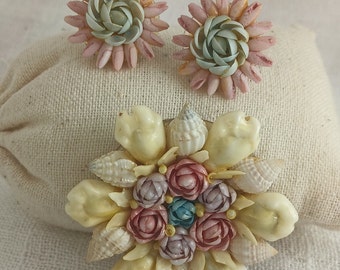 Vintage jaren 1930-1940 handgemaakte schelp roze en blauwe bloemenbroche en oorbellen sieradenset