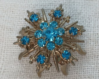 Broche em forma de estrela com strass verde-azulado, década de 1950