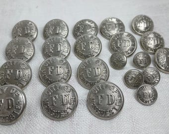 Conjunto de 22 botões para uniforme do Corpo de Bombeiros de Manchester: para casaco e punho, na cor prata.