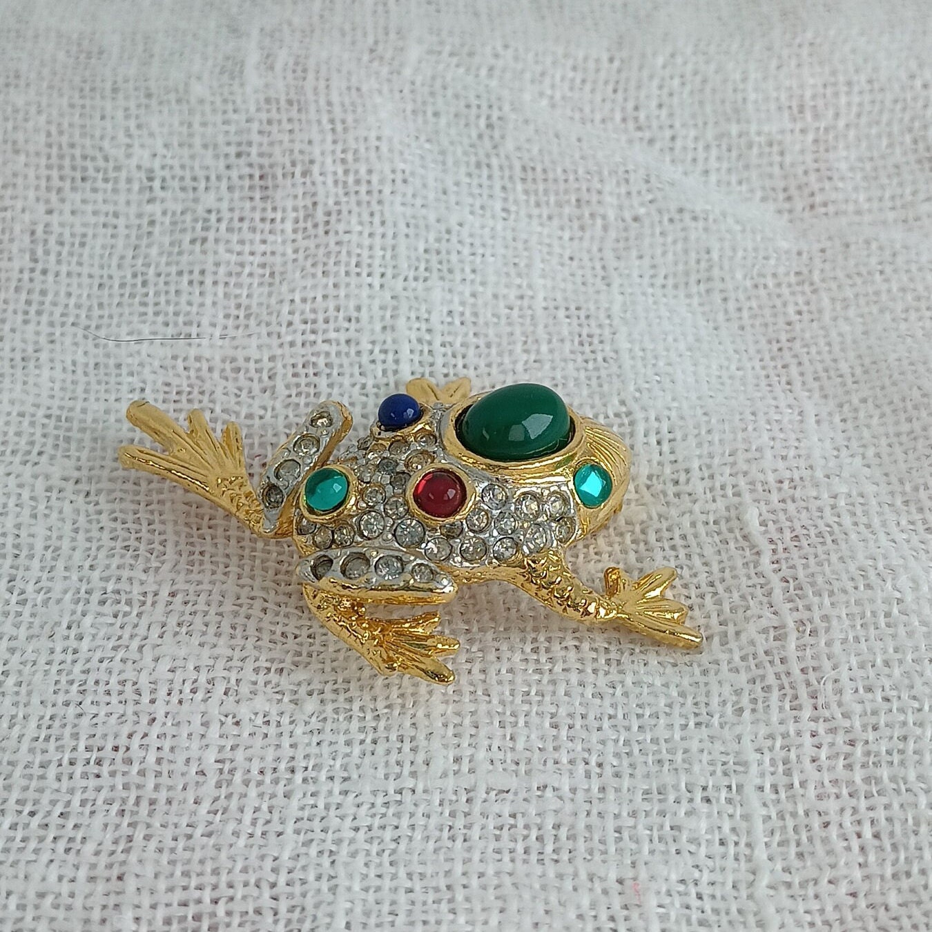 Broche Grenouille En Métal Doré Avec Strass Multicolores - Neuf Dans Pochette Cadeau