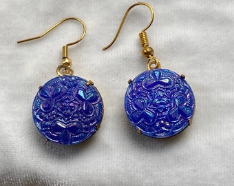 Pendientes de botón de vidrio de arte floral geométrico azul real eléctrico luminiscente, hechos con botones Art Déco checos vintage 1930