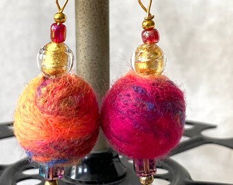 Pendientes colgantes de lana de fieltro reciclada hechos a mano con cuentas de Murano doradas, regalo original y divertido para las fiestas