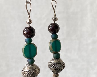 Pendientes originales de diseño hechos a mano con granate real, cuentas de vidrio verde, cuentas de acero