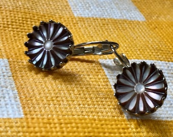 Delicados pendientes de botón vintage victorianos tallados a mano MOP Iredescente espiral incrustación púrpura blanco regalo para ella