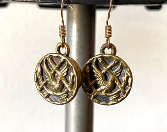Pendientes antiguos de metal victoriano raros con forma de botón con imagen, palomas en vuelo, hermoso regalo