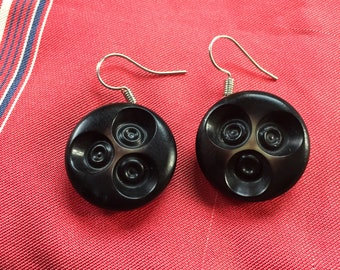 Pendientes de botón de baquelita marrón oscuro tallados geométricos vintage