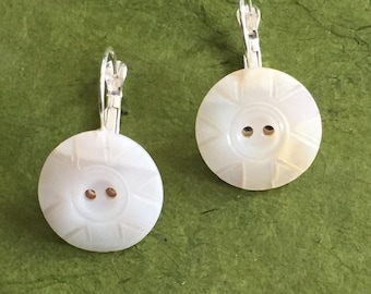 Pendientes antiguos de botón de nácar victoriano tallado de 18 mm