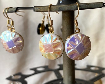 Vintage checo Art Déco irredescente arco iris geométrico facetado botón pendientes fantástico regalo - Envío gratis en los EE.UU.