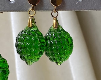 Vintage Art-Deco Green Glass Berry Shape Bead Earrings Silver or Gold Posts Regalo para ella