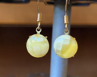 Pendientes colgantes con botón de cristal victoriano delicado de color amarillo brillante