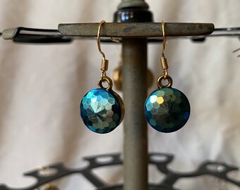 Pendientes de botón Art Déco facetados de color azul pavo real vintage vibrantes