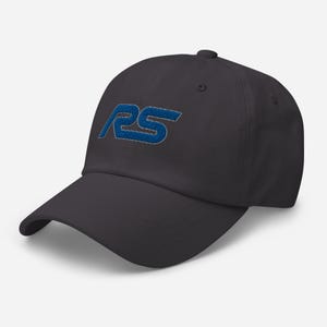 Puede incluir: Una gorra de béisbol gris oscuro con un logotipo "RS" bordado en azul.