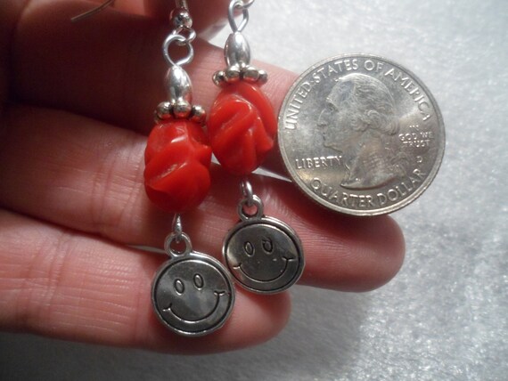 Howdy ! VINTAGE RED BEAD silver fun smiley face b… - image 3