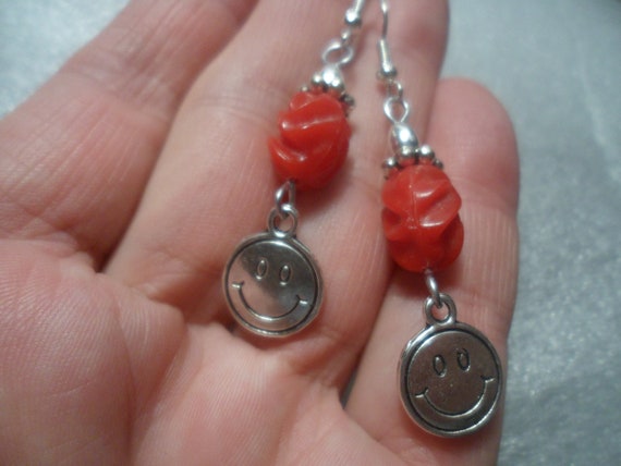 Howdy ! VINTAGE RED BEAD silver fun smiley face b… - image 6
