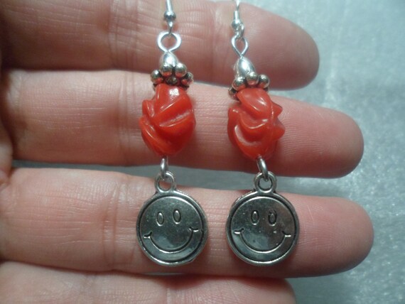 Howdy ! VINTAGE RED BEAD silver fun smiley face b… - image 7