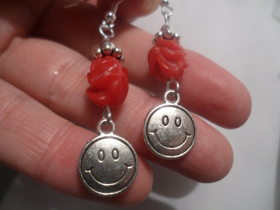 Howdy ! VINTAGE RED BEAD silver fun smiley face b… - image 2