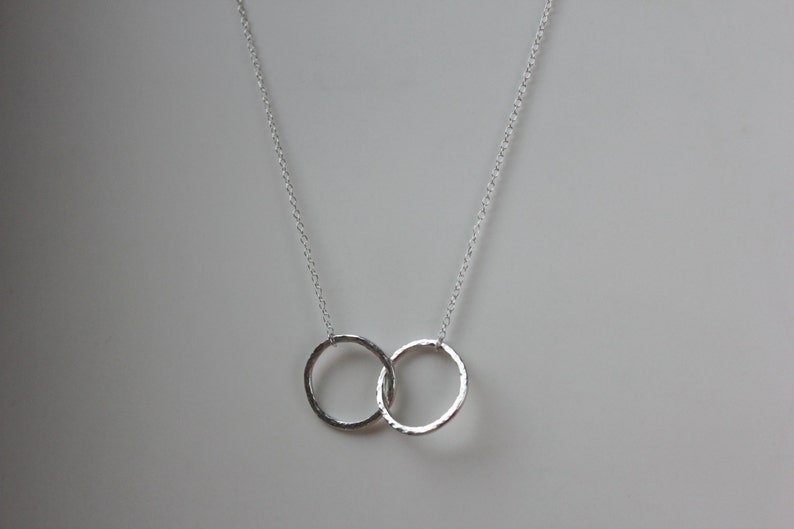 Ketting (N7063-1) dubbele cirkel Zilver - Go Dutch Label - KunstZinnig