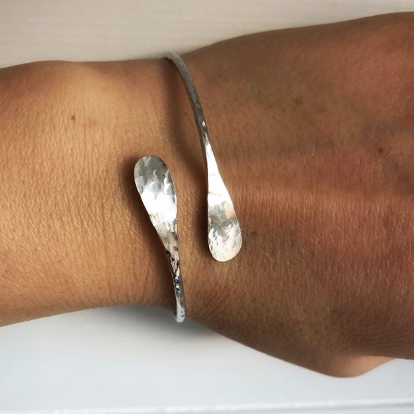 Brazalete de plata, Brazalete de plata de ley martillado ajustable, Brazalete cruzado abierto, Brazalete de plata maciza, Joyería de plata reino unido