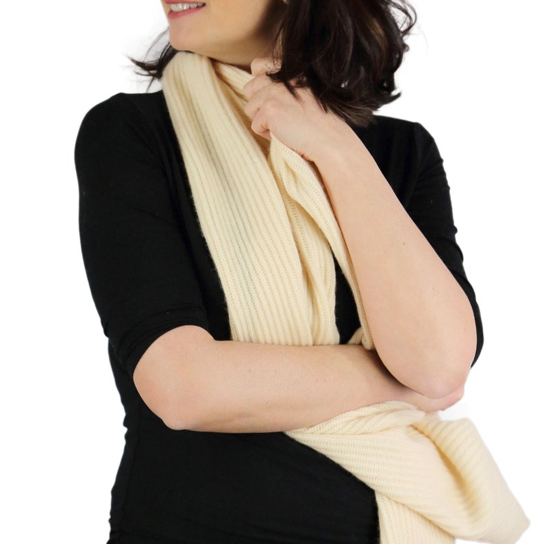 Beige chunky & fluffy knit scarf in organic cashmere wool, natural color. Ethically made in Nepal. Minimalist style for woman. Warm and soft image 1