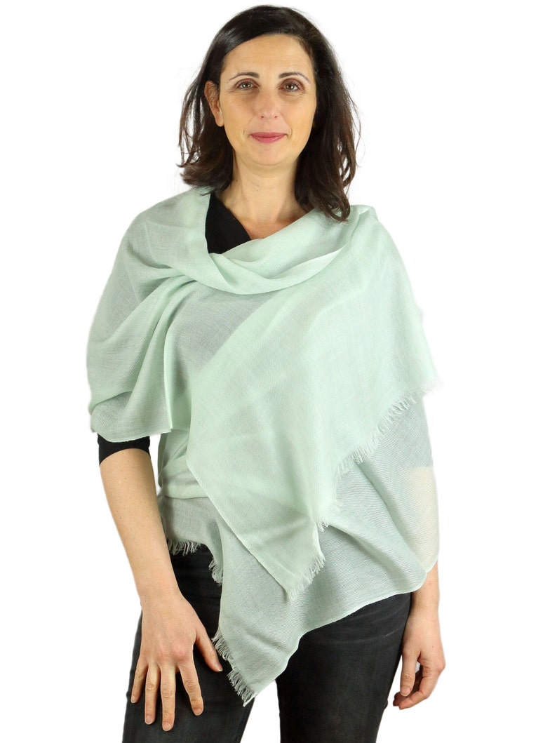 Large soft cashmere scarf, turquoise. Oversized wrap ideal for outdoor dinners and weekend trips. Warm eylure pashmina. Colorful accessory 画像 10