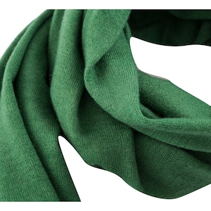 Châle couverture vert en cachemire de luxe, tricoté à la main au Népal. Grande écharpe lestée parfaite comme cape et enveloppe de voyage. Cadeau unique pour elle