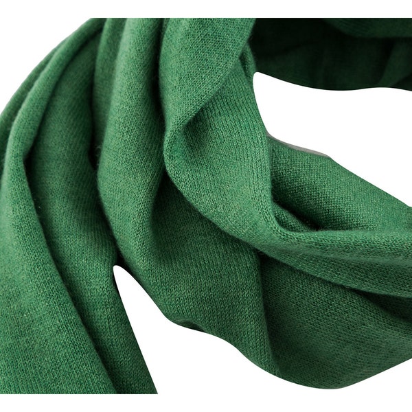 Châle couverture vert en cachemire de luxe, tricoté à la main au Népal. Grande écharpe lestée parfaite comme cape et enveloppe de voyage. Cadeau unique pour elle