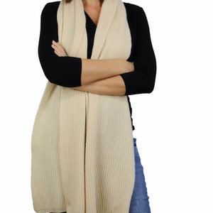 Beige chunky & fluffy knit scarf in organic cashmere wool, natural color. Ethically made in Nepal. Minimalist style for woman. Warm and soft image 3