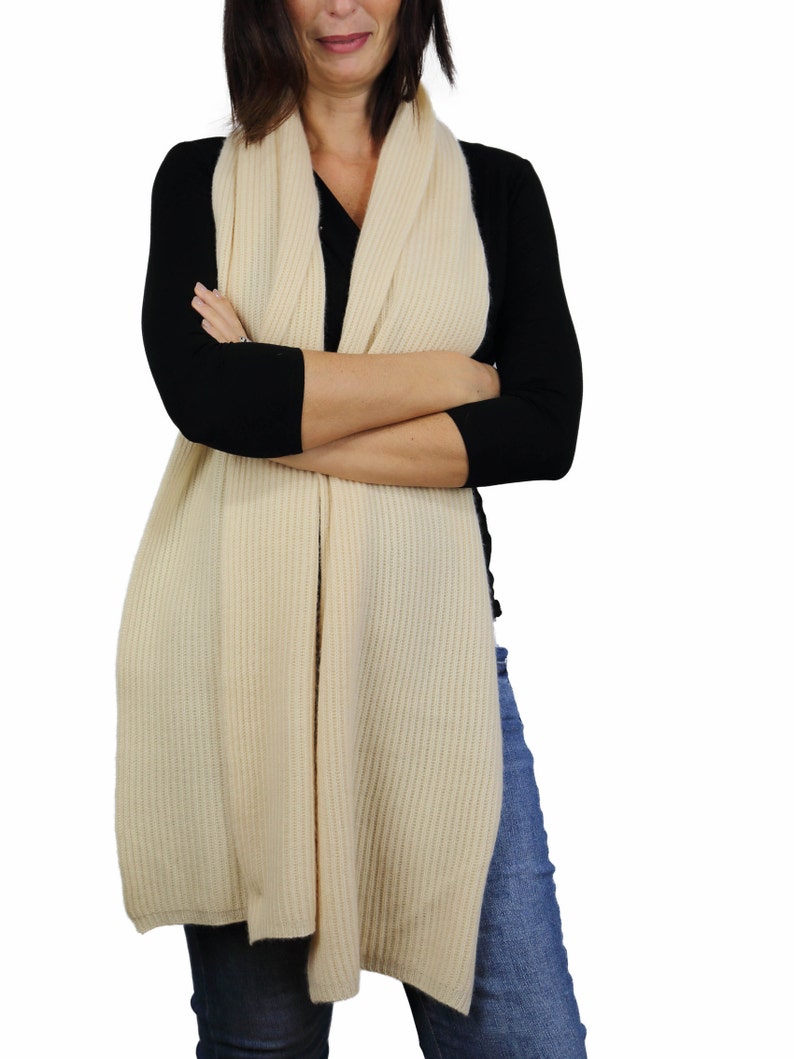 Beige chunky & fluffy knit scarf in organic cashmere wool, natural color. Ethically made in Nepal. Minimalist style for woman. Warm and soft image 3