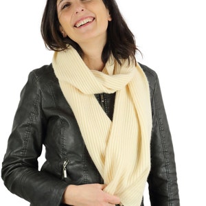 Beige chunky & fluffy knit scarf in organic cashmere wool, natural color. Ethically made in Nepal. Minimalist style for woman. Warm and soft image 2