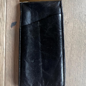 Vintage Geldbörse aus schwarzem Leder mit Goldrahmen - Retro-Geldbörse mit geometrischem Innenfutter - Snap Top - Stil der 1960er Jahre