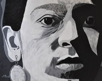 Op de afbeelding: Zwart-wit portret schilderij van een persoon met een serieuze uitdrukking. De persoon draagt een zwarte hoed en een grote zilveren oorring. Het schilderij is gemaakt in een gestileerde, bijna abstracte stijl.