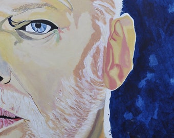 Op de afbeelding: Een close-up schilderij van een mannengezicht. De man heeft wit haar en een witte baard. Zijn blauwe oog is zichtbaar, en zijn oor is gedeeltelijk zichtbaar. De achtergrond is donkerblauw.