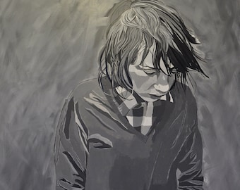 Op de afbeelding: Een grijswaarden schilderij van een persoon die een donkere trui en een geruit overhemd draagt. De persoon houdt een kreukel papier in zijn handen. Er zijn drie vlinders in de rechterbenedenhoek van het schilderij, een rode, een gele en een blauwe.