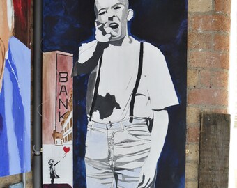 Op de afbeelding: Een schilderij van een persoon die een wit shirt en bretels draagt, staand voor een blauwe achtergrond. De persoon houdt zijn hand voor zijn mond en lijkt te schreeuwen. Het woord "BANK" is zichtbaar op een gebouw op de achtergrond.