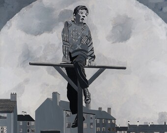 Op de afbeelding: Een zwart-wit schilderij van een jonge jongen die op een houten constructie zit. De jongen draagt een trui met een patroon en kijkt naar de lucht. De achtergrond is een stadsbeeld met gebouwen en een bewolkte lucht.