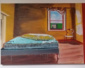 Op de afbeelding: Een schilderij van een slaapkamer met een bed, een stoel en een raam. Het bed heeft een blauw en grijs matras en een geel kussen. De stoel is van hout en wit. Het raam is open en toont een uitzicht op een groen veld en een klein gebouw. De muren zijn geel en de vloer is bruin.