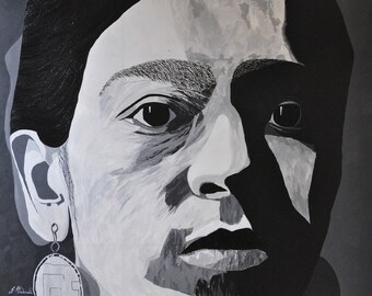 Op de afbeelding: Zwart-wit portret schilderij van een persoon met een donkere oorbel. Het gezicht van de persoon is gedeeltelijk bedekt met schaduwen. Het schilderij is gemaakt in een realistische stijl.