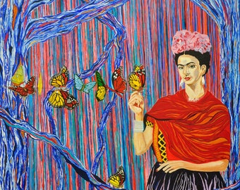 Op de afbeelding: Een schilderij van Frida Kahlo met een roze bloemenkroon, een rode sjaal en een zwarte rok. Ze staat voor een blauw-roze gestreepte achtergrond met vlinders die om haar heen vliegen.