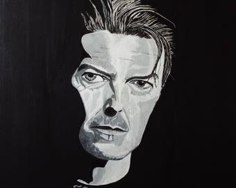 Op de afbeelding: Zwart-wit schilderij van een man met kort, donker haar. De man kijkt naar de zijkant en zijn gezicht is gedeeltelijk bedekt met schaduwen. Het schilderij is gemaakt in een realistische stijl.