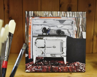 Op de afbeelding: Een schilderij van een wit houtgestookte fornuis met een zwarte theepot en een zwart bord erop. Het fornuis staat voor een bakstenen muur met een rood en wit gestreept tapijt ervoor. Het schilderij is gesigneerd met "remarkable".