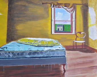 Op de afbeelding: Een schilderij van een slaapkamer met een bed, een stoel en een raam. Het bed heeft een blauw en grijs matras en een gele deken. De stoel is van hout en heeft een witte zitting. Het raam is open en toont een uitzicht op een groen veld en een gebouw in de verte. De muren zijn geel en de vloer is bruin.