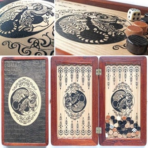 Könnte beinhalten: Ein Backgammon-Set aus Holz mit einem Tiger- und Drachen-Design. Das Set ist geschlossen und hat ein braunes, lederartiges Äußeres. Das Innere des Sets ist aus Holz und zeigt ein schwarz-weißes Tiger- und Drachen-Design. Das Set wird mit schwarzen und weißen Spielsteinen und Würfeln geliefert.